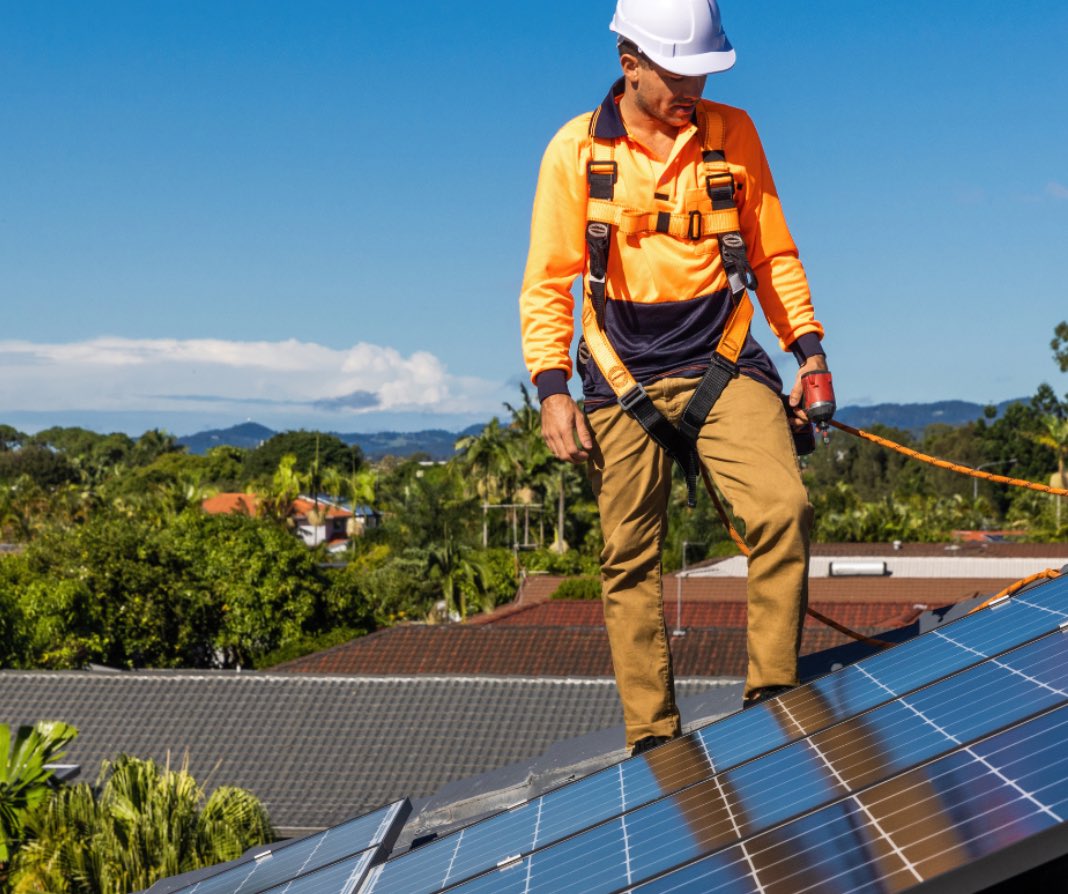 Choosing the Right Roofing Company for Your Solar Installation